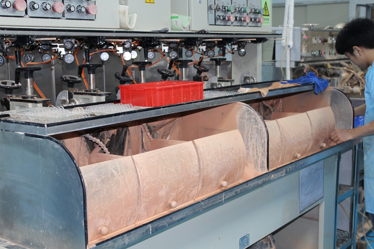 深圳市鼎鑫盛科技——光学镜片加工设备