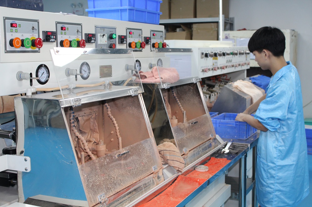 深圳市鼎鑫盛科技——光学镜片加工设备